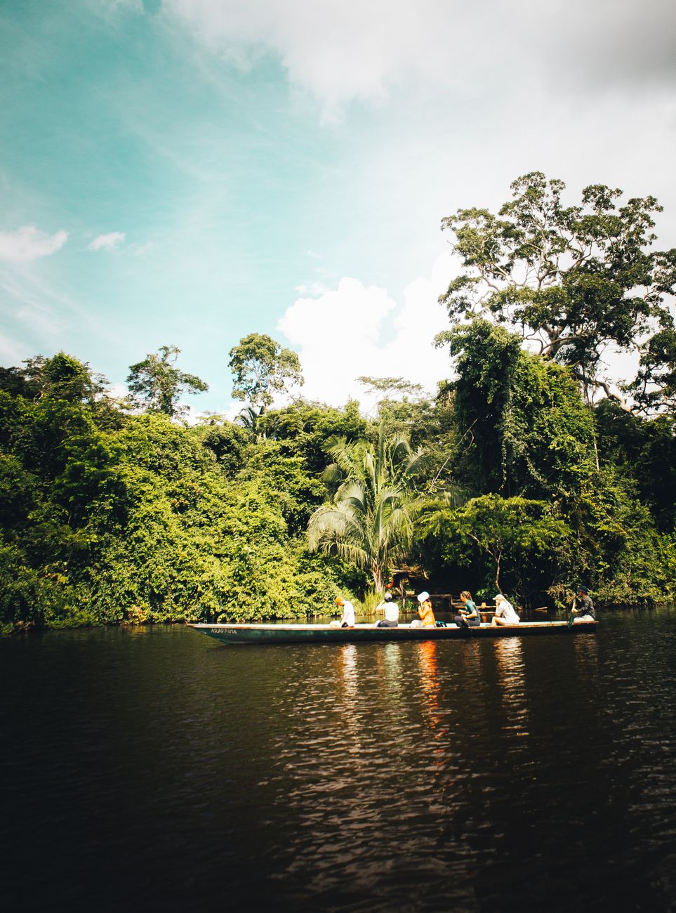 Barco flutuando nas águas cristalinas do Rio Negro na Amazônia