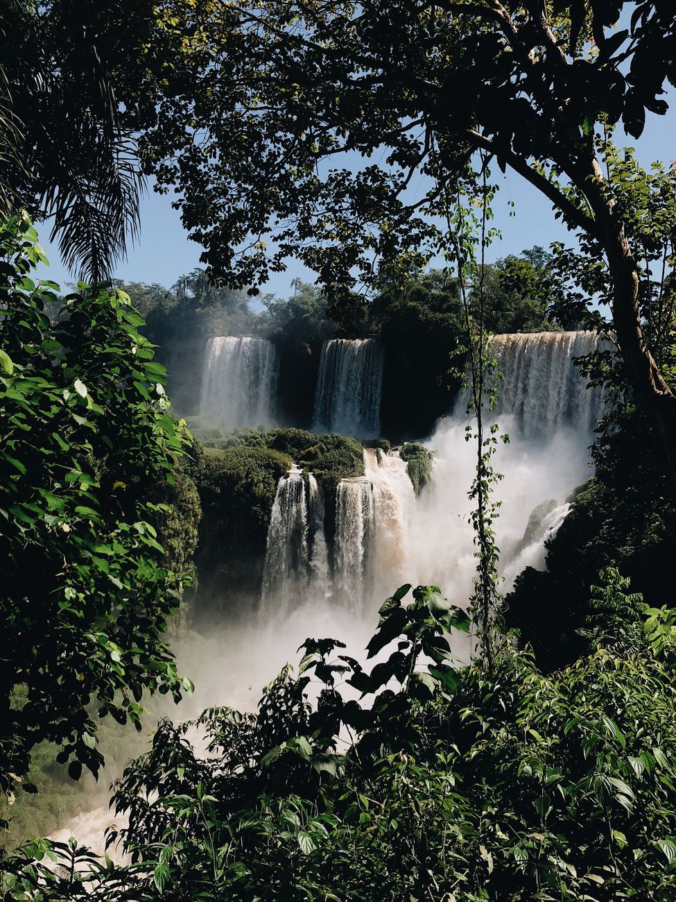 Mulher contemplando as Cataratas do Iguaçu em ângulo épico